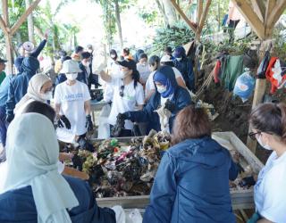 Tunjukan Kepedulian Lingkungan, Perusahaan Kosmetik Korea Bersihkan Sampah Sungai Citarum