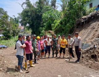 Akses Jalan Tertimbun Tanah Longsor, Polri dan TNI serta Masyarakat Laksanakan Kerja Bakti