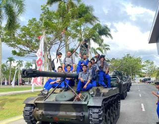 BNPP Canangkan Gerbangdutas, Pelajar dan Warga Antusias Lihat Tank Tempur di Kantor Gubernur Kalbar