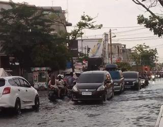 Jalan Marelan Raya Kota Medan Banjir Usai Diguyur Hujan, Lalu Lintas Tersendat