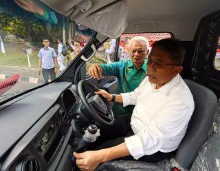 DFSK Hibahkan Mobil Pickup ke Kampus UI