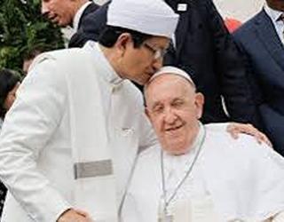 Bikin Mewek! Imam Besar Masjid Istiqlal Cium Kening Paus Fransiskus Dibalas Cium Tangan