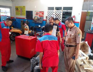 Dukung Peningkatan Kompetensi Siswa, DFSK Donasi 3 Unit Alat Praktek untuk SMK Negeri 1 Glagah Banyuwangi