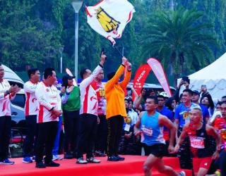 Ribuan Masyarakat Antusias Ikuti Panglima TNI Run 2024 di Monas