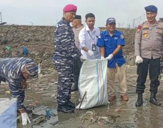 Polres Pelabuhan Belawan Bersama TNI dan HNSI Gelar Aksi Bersih-bersih Pantai Belawan