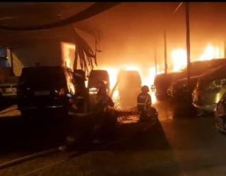 Gudang Merangkap Bengkel Mobil Dilalap Si Jago Merah 5 Mobil Hangus