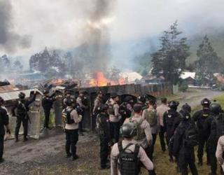 Pilkada di Puncak Jaya Membara: Antar Pendukung Paslon Bentrok, Korban Jiwa Berjatuhan, 40 Rumah Dibakar