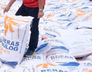 Prabowo Sidak Gudang Bulog di Magelang, Pastikan Stok Beras Aman