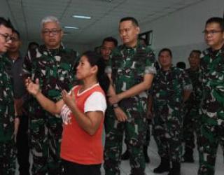 Pangdam I/BB Letjen TNI Mochammad Hasan Kunjungi Korban Keributan dengan Oknum TNI AD di Deli Serdang