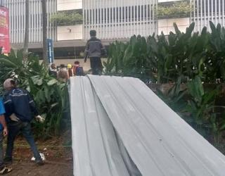 Atap Proyek Mal Living World Alam Sutera Roboh Timpa Mobil BMW dan Pengendara, Manajemen Belum Klarifikasi