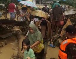 Banjir Landa Batangtoru, Prajurit TNI Terjun Cepat Selamatkan Warga