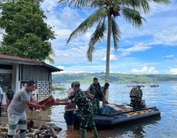 Akses Darat Terputus, TNI Tempuh Danau Singkarak untuk Kirim Bantuan Banjir