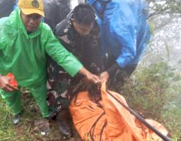 Operasi Berisiko Tinggi, TNI Temukan Dua Korban Kecelakaan Pesawat di Bulusaraung