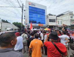 Jemaat Gereja Aek Nabara Geruduk BNI Rantauprapat, Tuntut Pengembalian Dana Rp28 Miliar