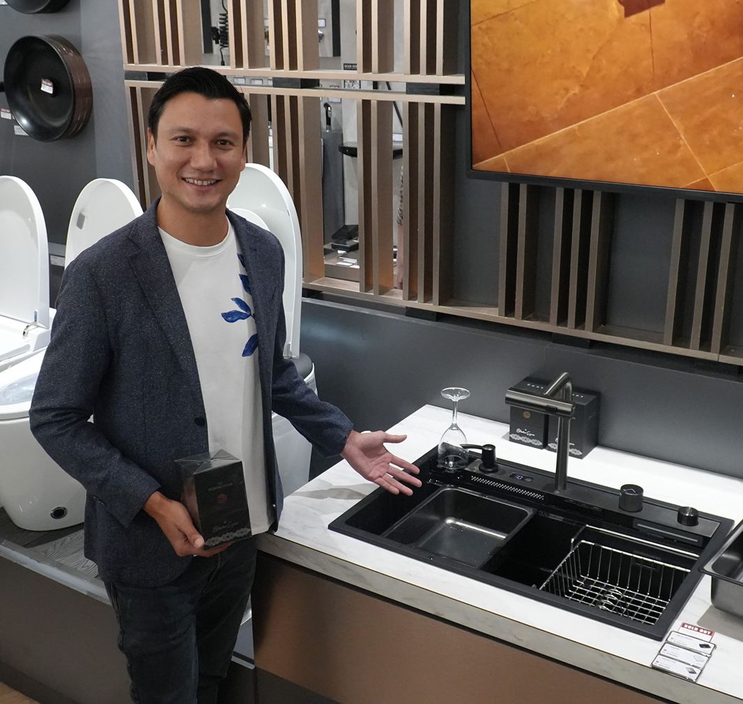 GB Sanitaryware-Christian Sugiono Kolaborasi Bagi-bagi Parfum Gratis di Indo Build Tech 2024