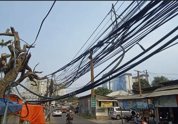Warga Keluhkan Kabel Menjuntai Acak-acakan, Kapan Kota Tangsel Bebas dari Kabel Semrawut?