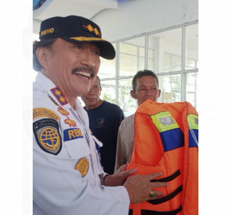 KSOP Belawan Berikan E-Pas Kecil dan Life Jacket kepada Ratusan Nelayan untuk Legalitas Kapal
