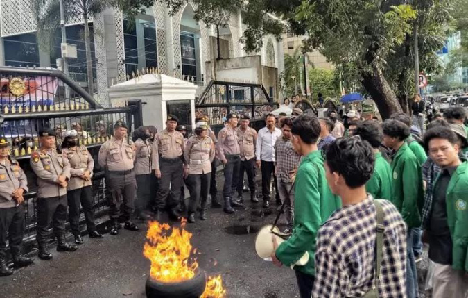 Puluhan Mahasiswa BEM UINSU Demo di Depan DPRD Sumut, Desak Pengesahan RUU Perampasan Aset