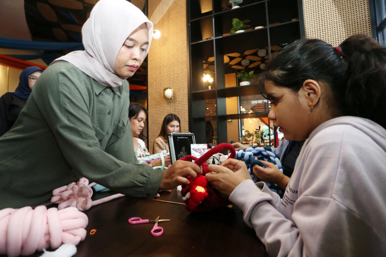 Saat Ngabuburit Berubah Jadi Kelas Bisnis Tas Rajut di Surabaya